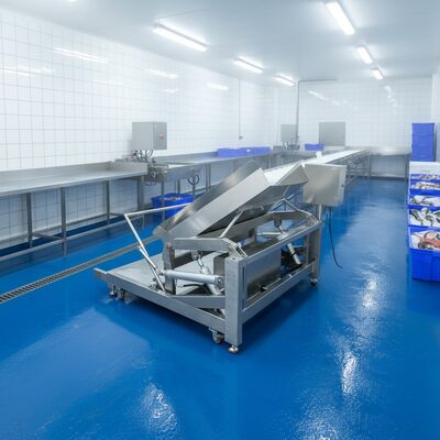 Guter Preis 380V automatische Fütterungsmaschine 50Hz automatische Kipper 2100x1560x1300mm automatische Flipping-Maschine für Meeresfrüchte Turning Tank Online